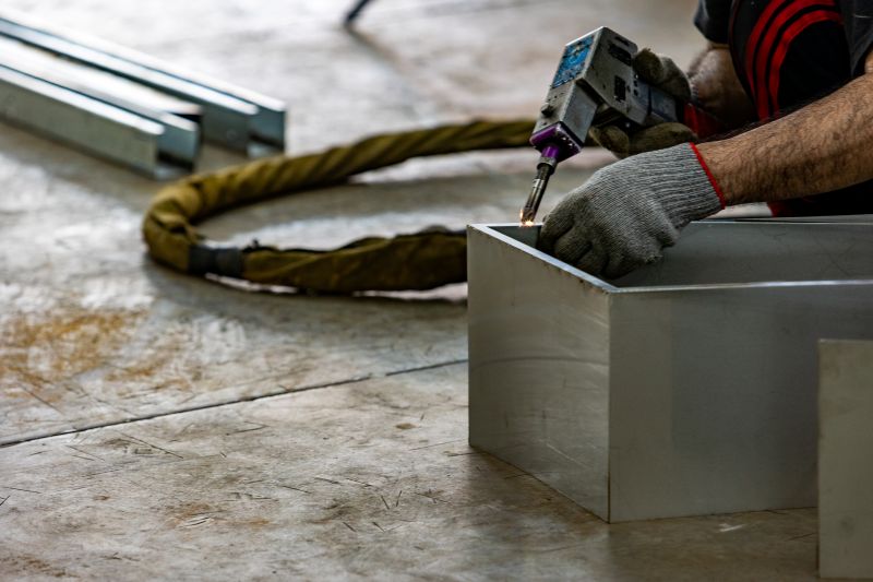 宏中廣告 不鏽鋼立體字焊接作業