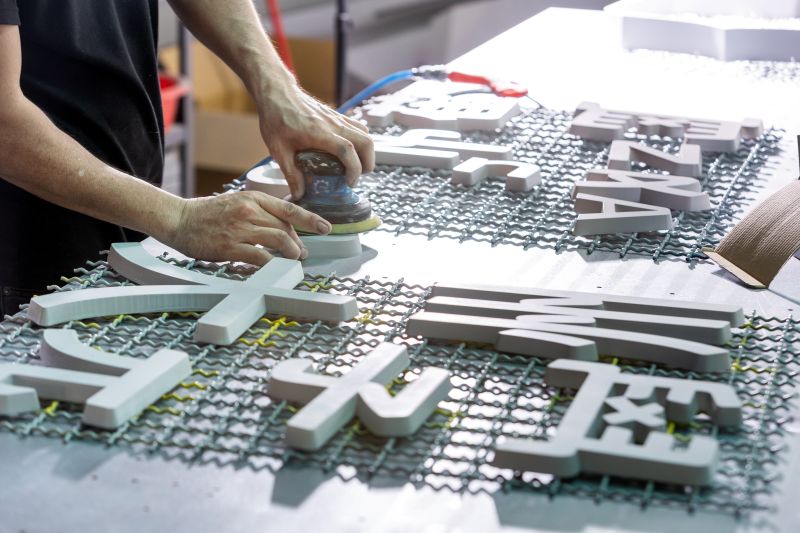 宏中廣告 烤漆底漆完漆後打磨研製